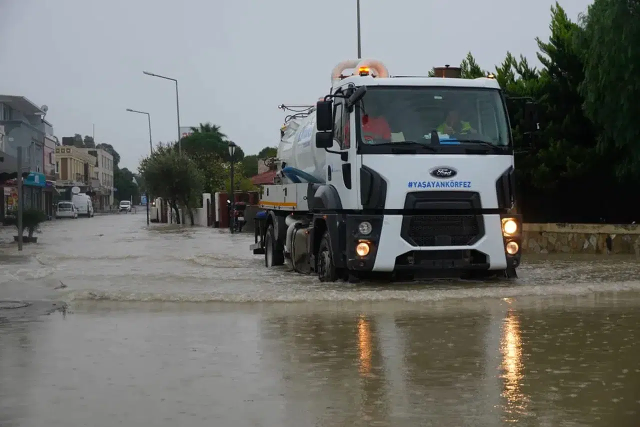 Çeşme Belediyesinden olağanüstü yağışa olağanüstü müdahale