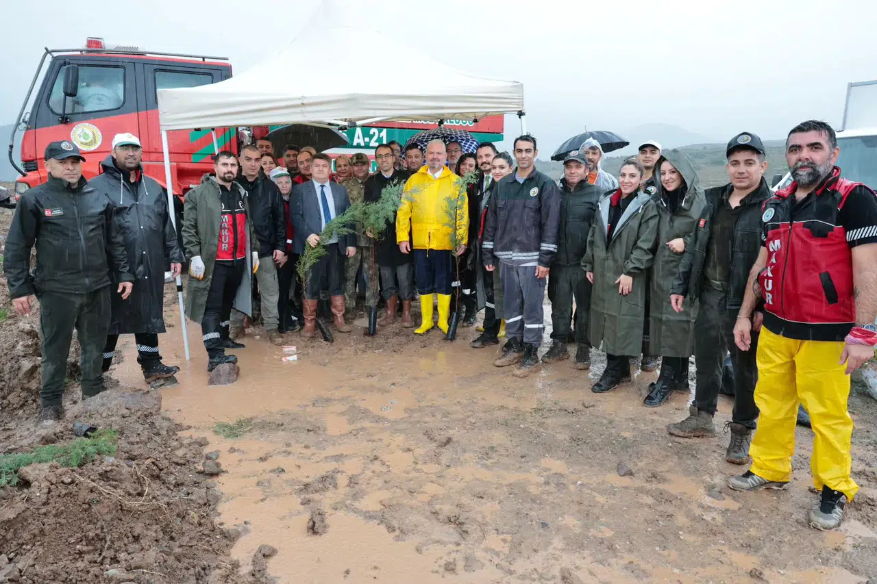 Menemen’de fidanlar, yeşil vatan için dikildi