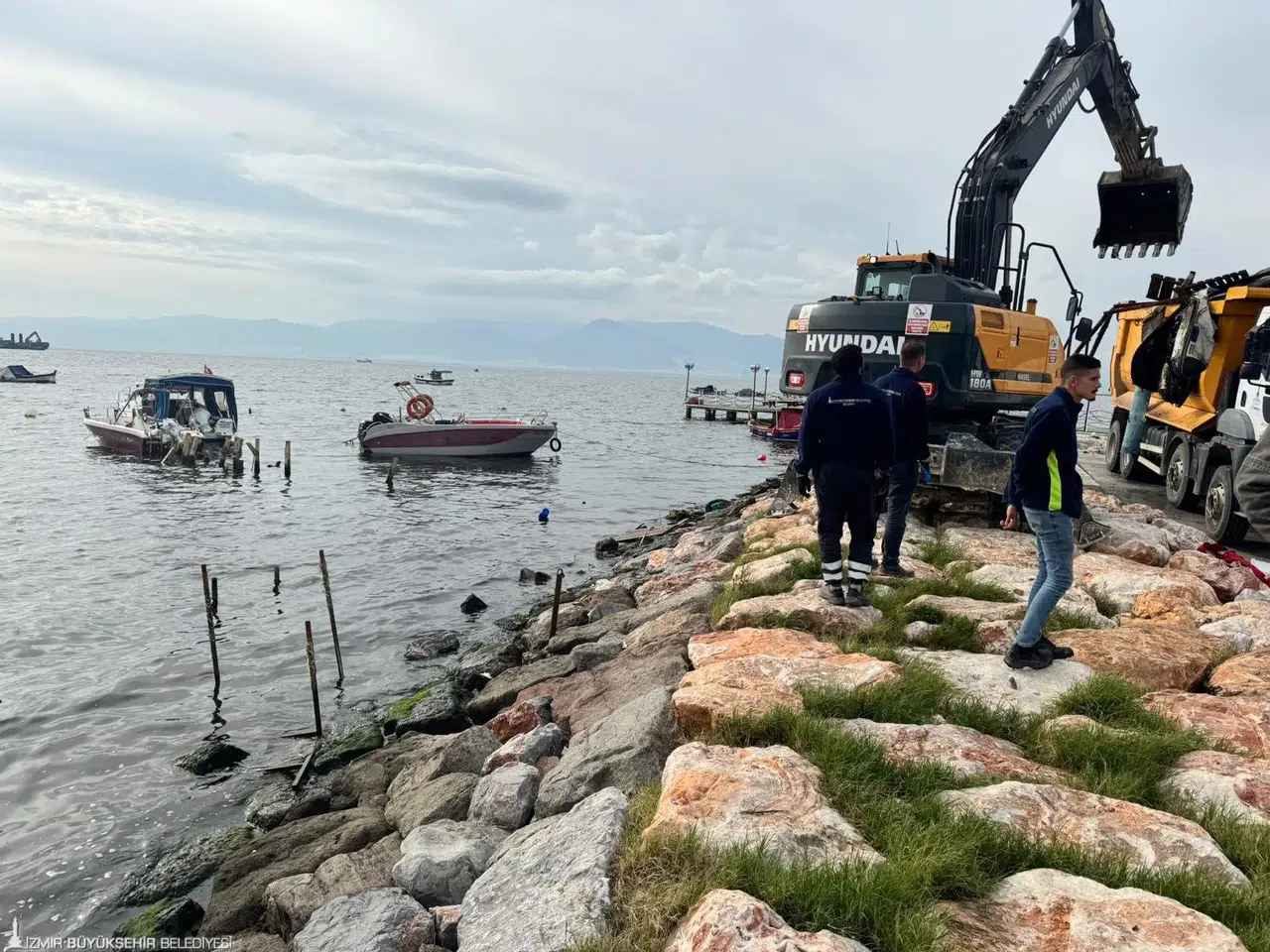 Karşıyaka’daki kaçak iskeleler yıkılıyor