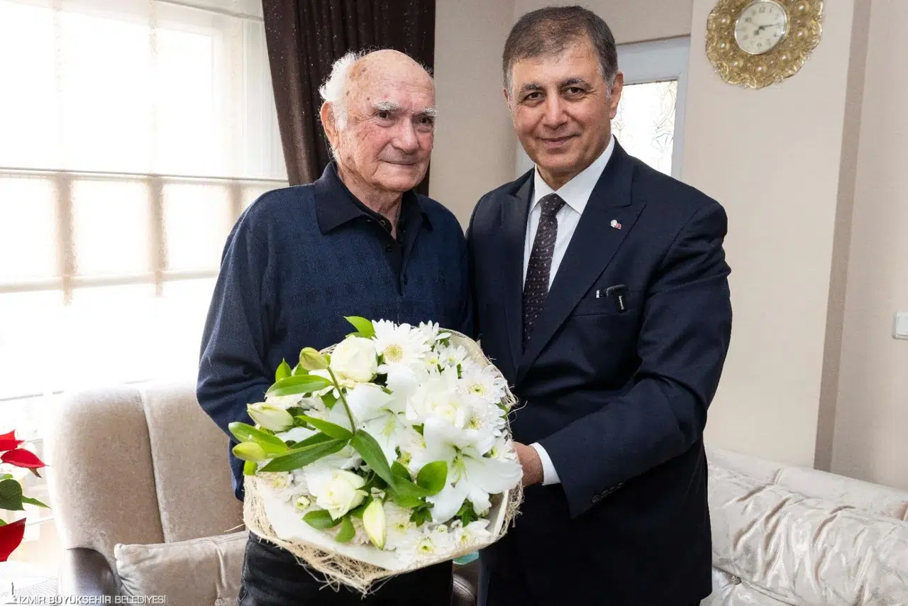 Başkan Tugay lise öğretmenini ziyaret etti