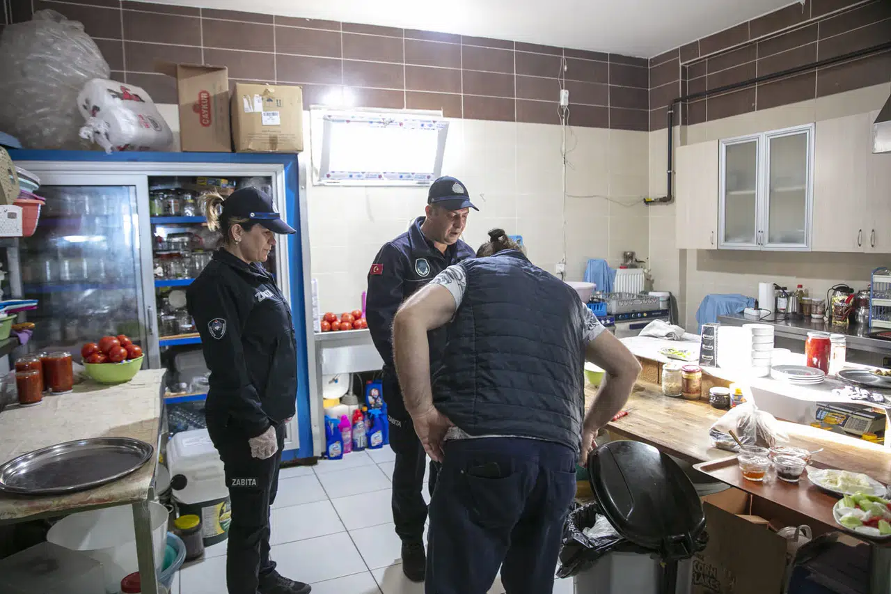 Güzelbahçe zabıtasından restoranlara sıkı denetim