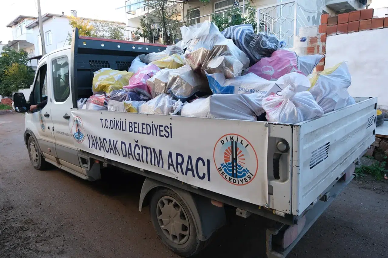 Dikili Belediyesi ihtiyaç sahibi vatandaşların yanlarında olmaya devam ediyor
