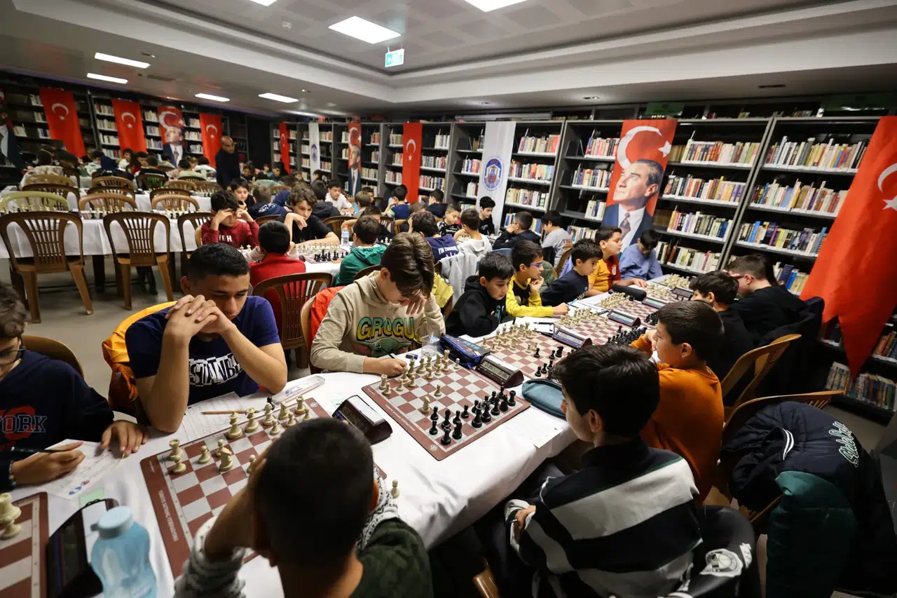 Efes Selçuk’ta “Ataya Saygı” Satranç Turnuvası Başladı