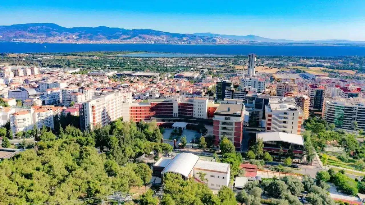 İEÜ, gençlerin nikotin bağımlılığına karşı "Sağlıklı Kampüs" projesiyle uluslararası başarı elde etti.