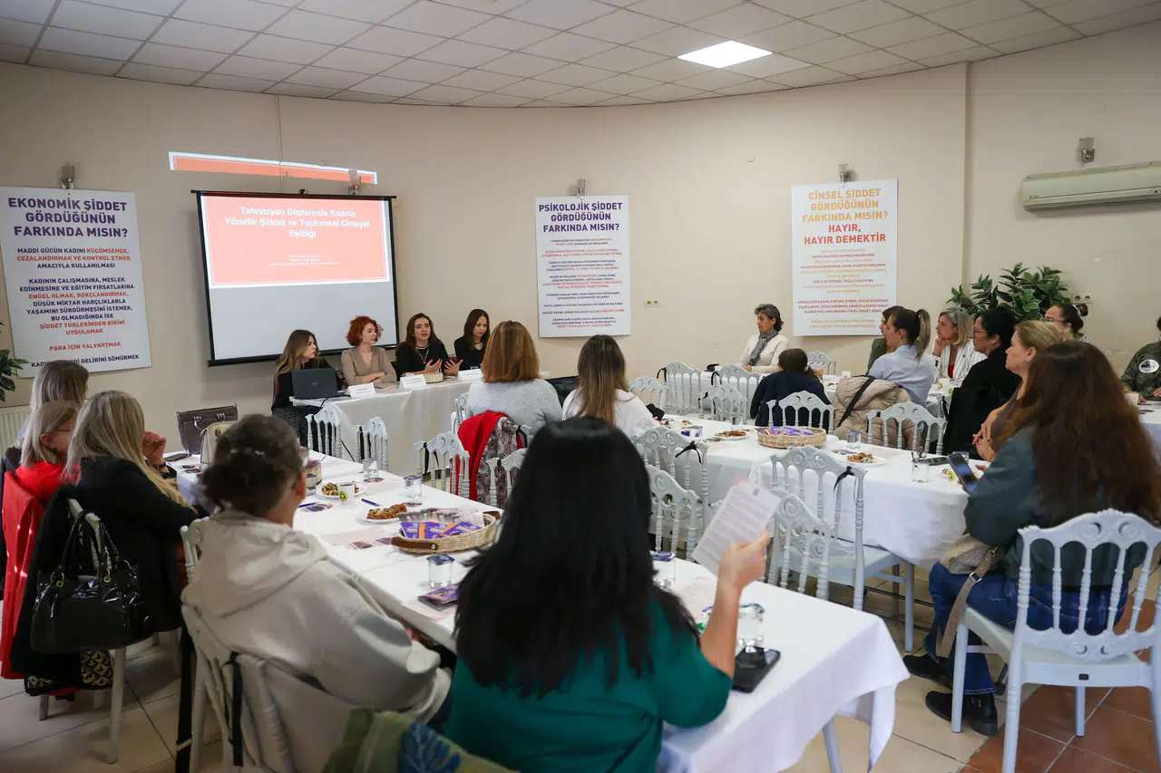 Buca’da Türk dizilerinde romantize edilen şiddet tartışıldı