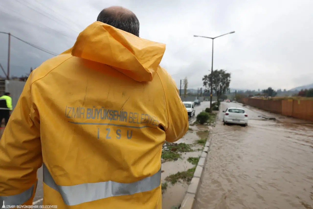 Karaburun, Çeşme ve Foça'da etkili olan yağışlar için ekipler seferber oldu