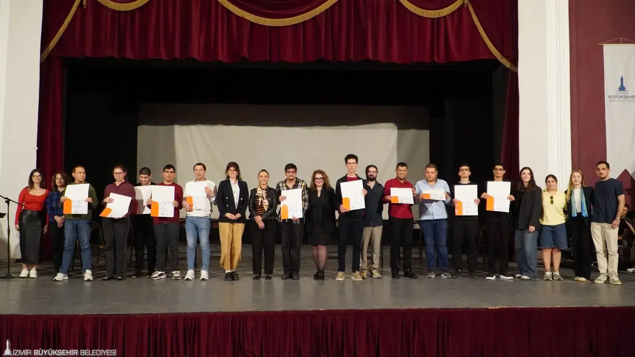 İş hayatına hazırlanan nöroçeşitli gençlerin mezuniyet sevinci