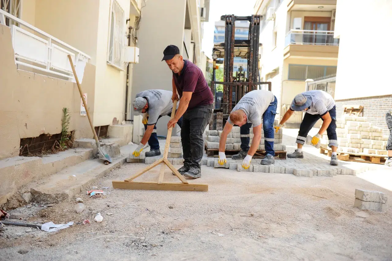 Karşıyaka’da yol bakım çalışmaları hız kesmiyor