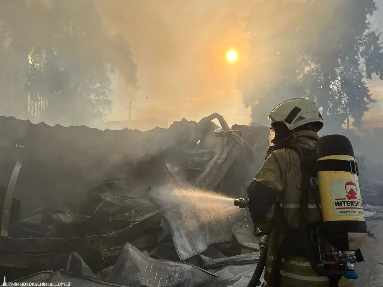 Bayraklı’daki yangın, itfaiyenin müdahalesiyle dakikalar içinde kontrol altına alındı