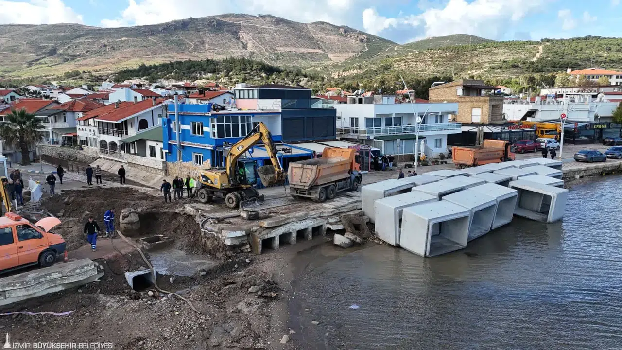 Foça'da dere yatağına yapılan kanal taşkını önledi