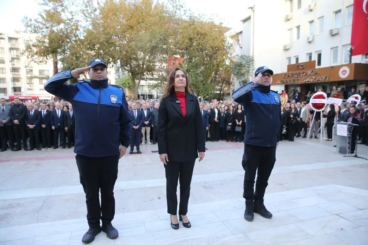 Karşıyaka tek yürek oldu, Ata’ya selam durdu!