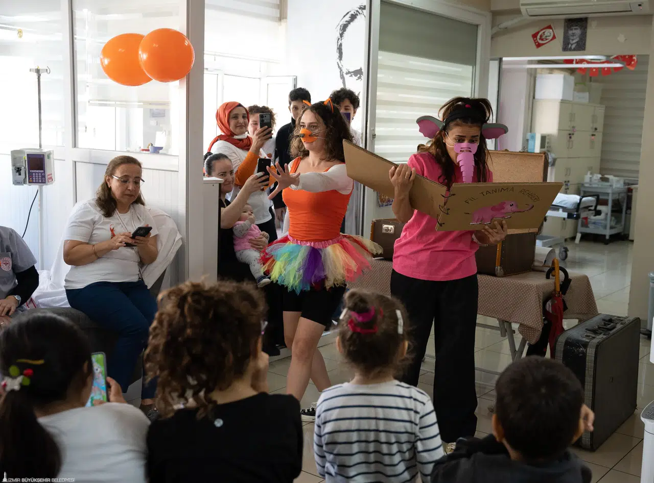 İzmir Şehir Tiyatroları’nın “Sanat İyileştirir” projesi sürüyor