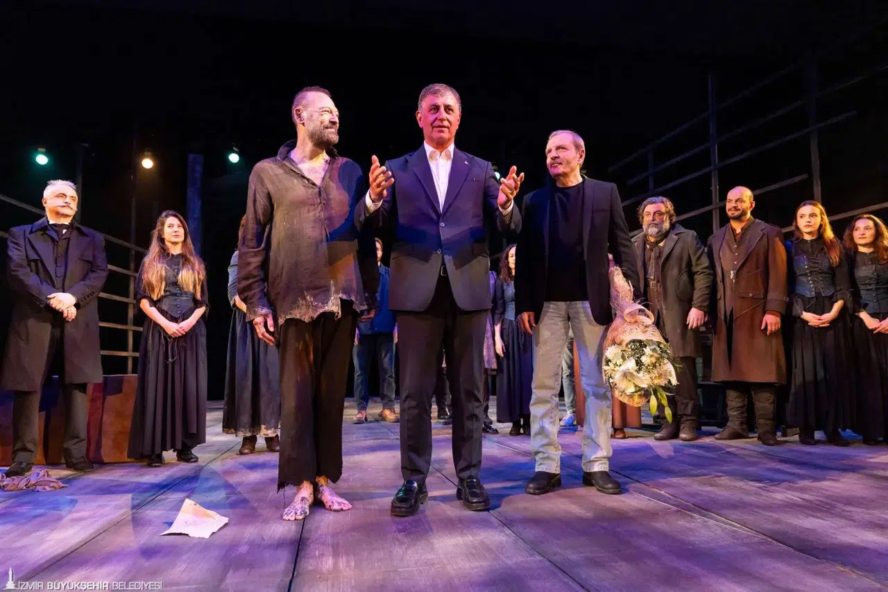 İzmir Şehir Tiyatroları’ndan Cadı Kazanı için görkemli prömiyer