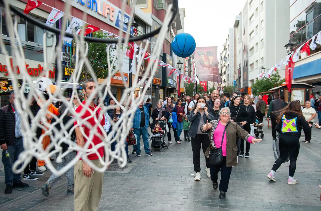Karşıyaka Çarşısı’nda renkli anlar: Hergele Meydanı’na basketbol potası kuruldu