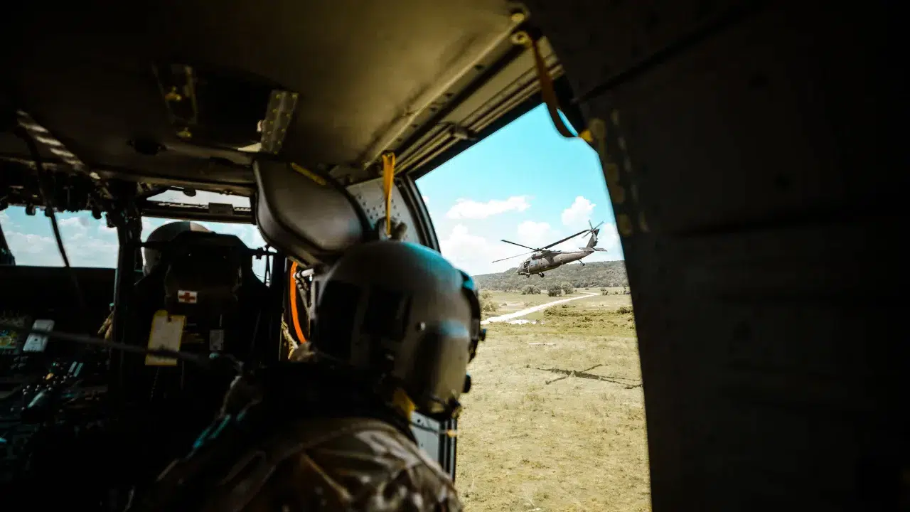 İzmir merkezli FETÖ operasyonunda 6 ilde 18 gözaltı, 6 kişi yurt dışında firar etti