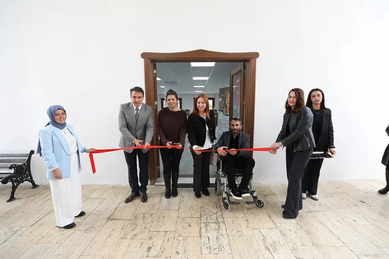 Menderes’te Otizmli Tuğcan’dan Resim Sergisi