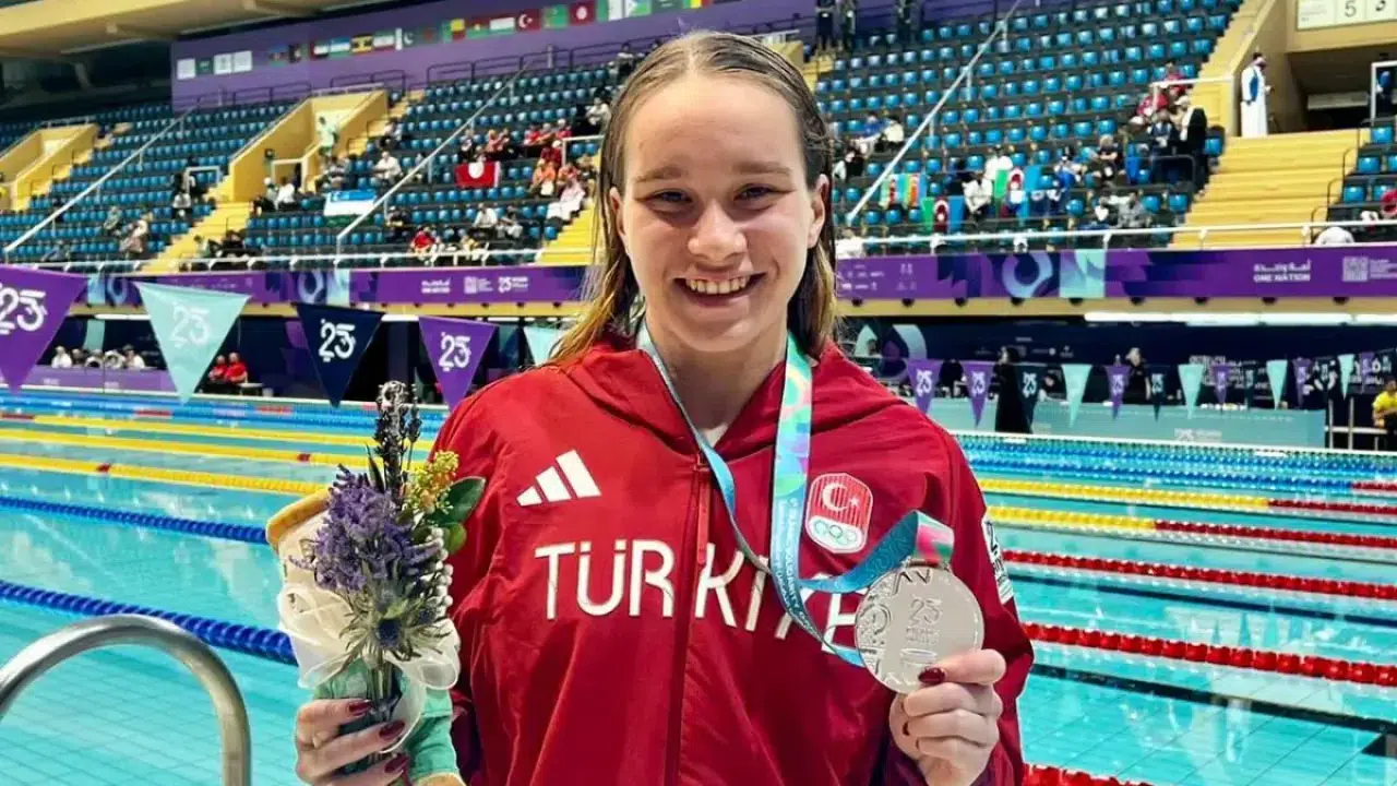 Göztepe’nin Pınar Dönmez'i Riyad'da altın ve gümüş madalya ile Türk yüzmesini gururlandırdı