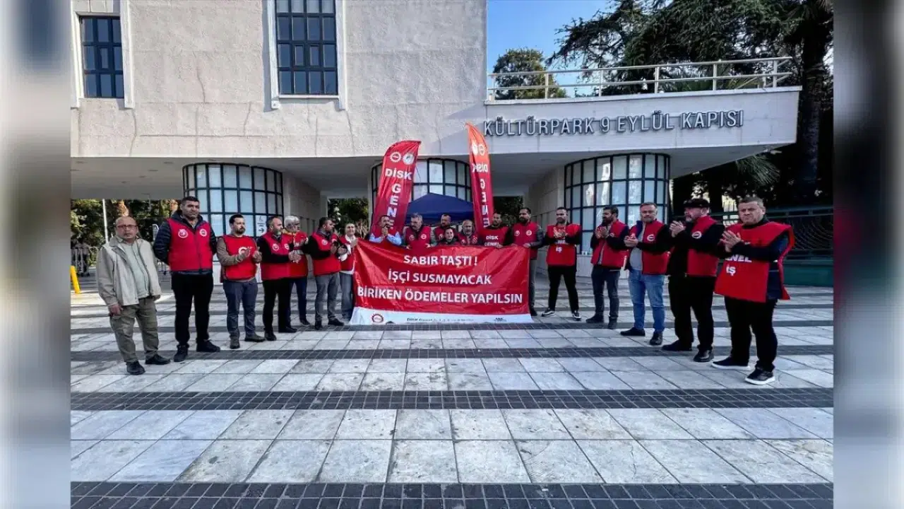 İzmir'de İşçiler, Ödenmeyen Sosyal Haklar İçin Eylemde: "Biriken Ödemeler Yapılsın"