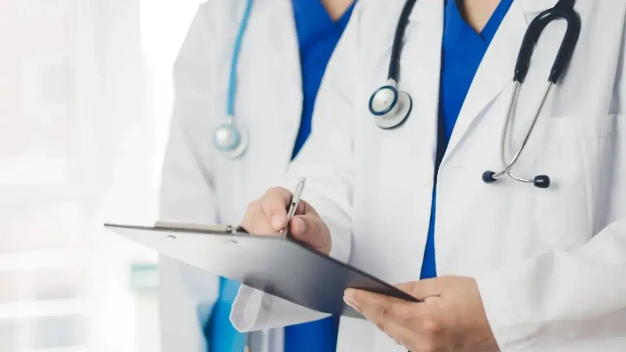 Sağlık Bakanlığı'ndan sosyal medyaya yasak: Tanıtımlar ve hasta yorumları artık tamamen yasaklandı!