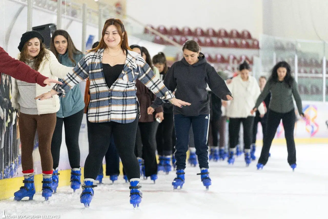 Büyükşehir Kültürpark ve Bostanlı’da buz pisti kuruyor