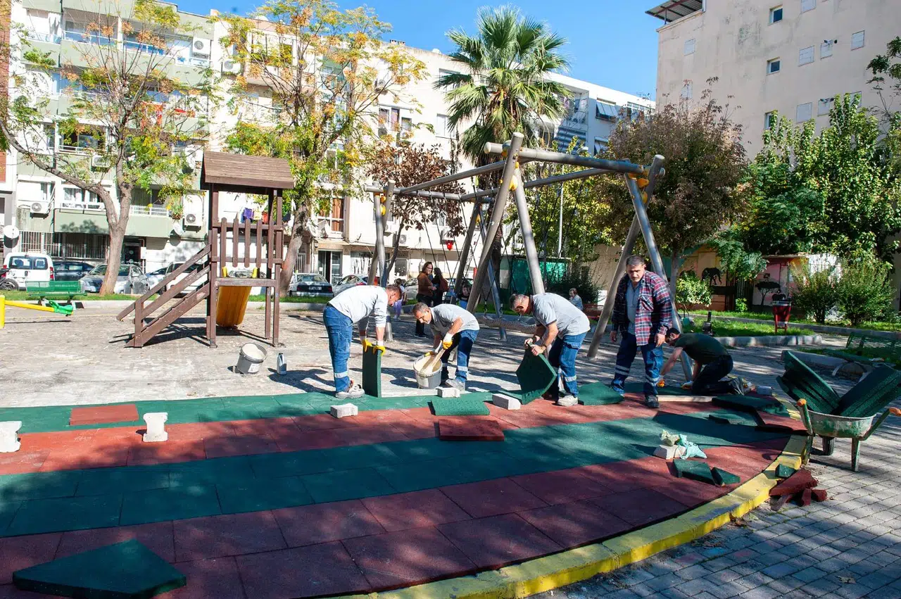 Karşıyaka’nın parkları tek tek yenileniyor