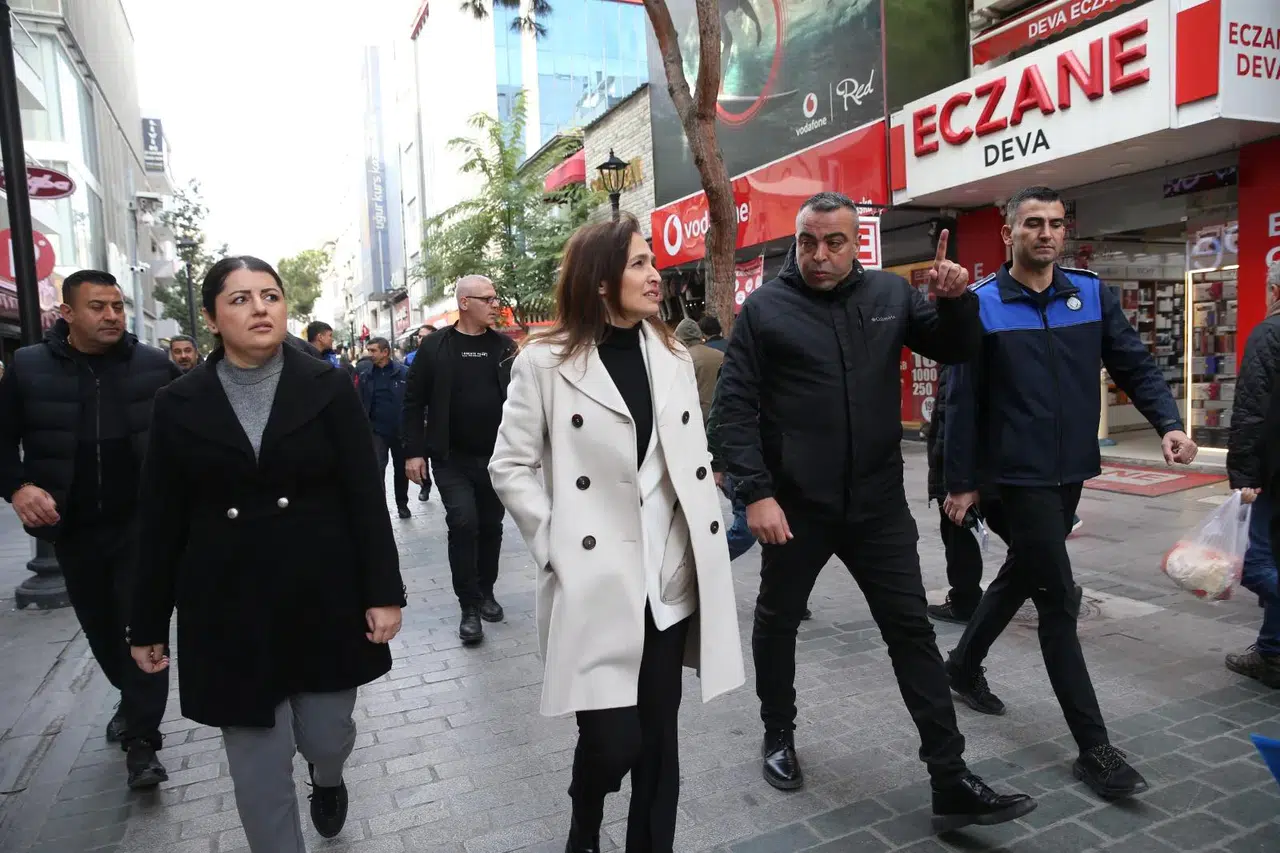 Karşıyaka Zabıtası iş başında! 1 yılda 10 bini aşkın başvuruya çözüm