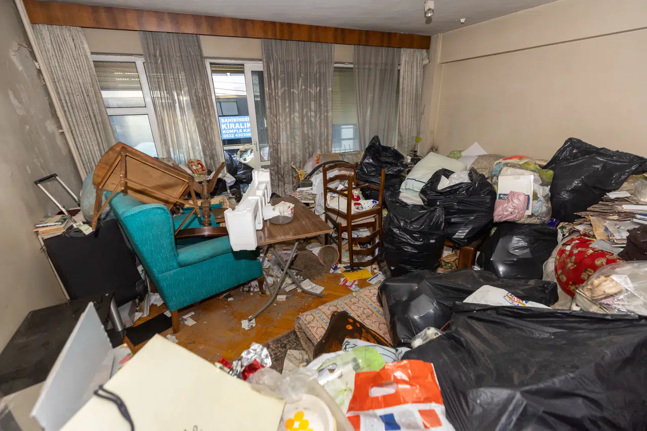 Konak Belediyesi’nden çöp ev operasyonu: 4 kamyon atık çıktı