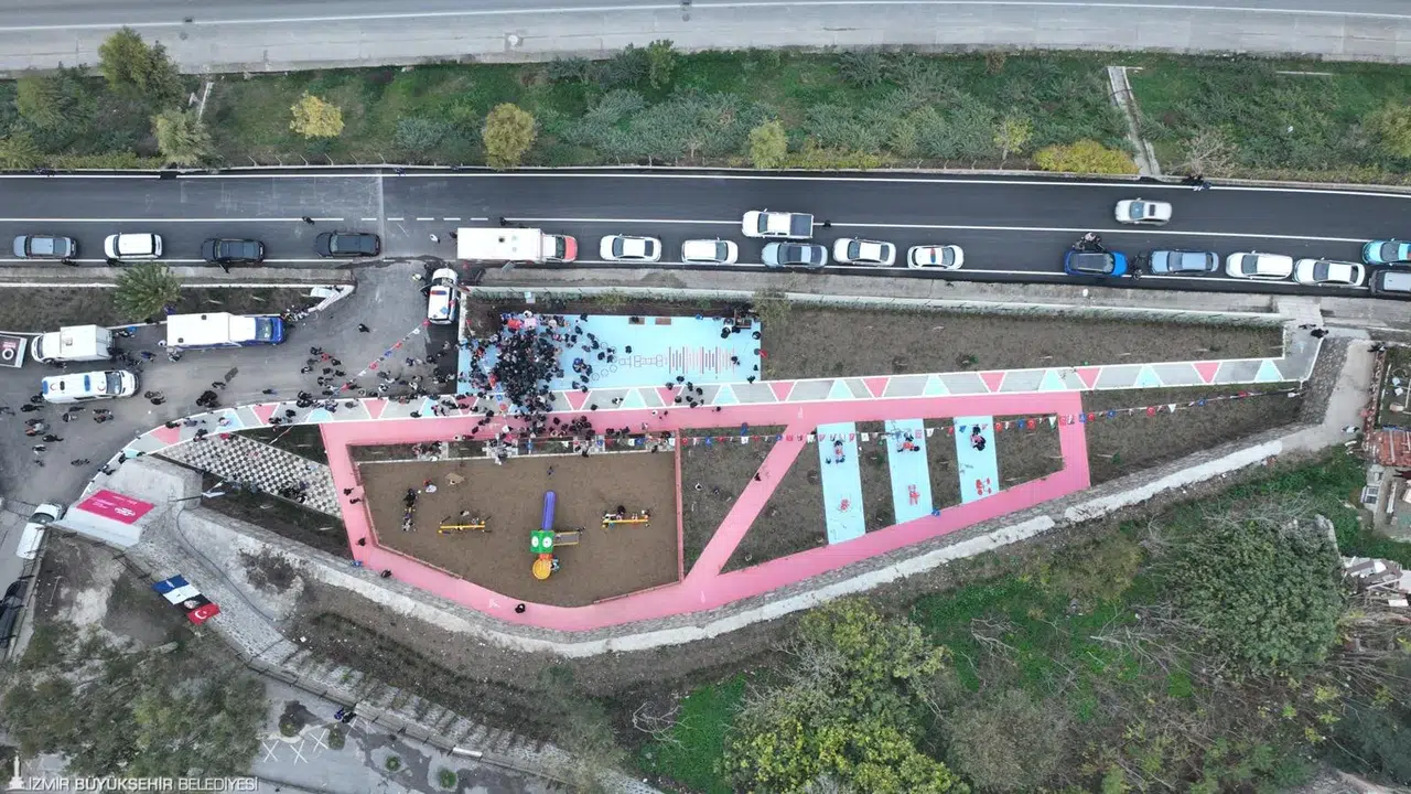 Park tamam sırada iki spor sahası var