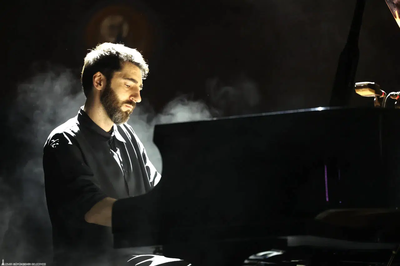 Dünyaca ünlü piyanist İzmir'de ayakta alkışlandı