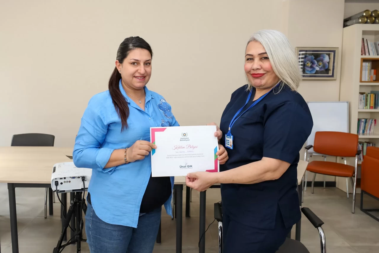 Gaziemir Belediyesi, Anne Adaylarına Gebe Okulu'nda Eğitim Veriyor ve Sertifika Veriyor