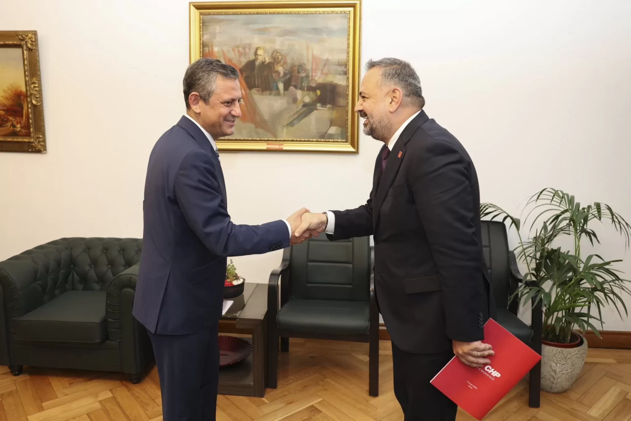 Şenol Aslanoğlu, Özgür Özel'e 'İktidar Yolunda Korkusuz Kentler Çalıştayı' raporunu sundu