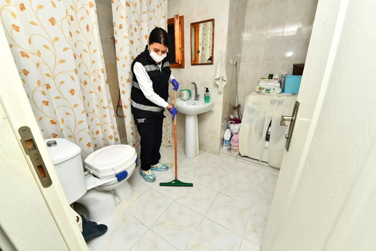 İzmir Büyükşehir Belediyesi Evde Bakım Ekipleri İzmirlilere Sağlık Hizmeti Ulaştırıyor