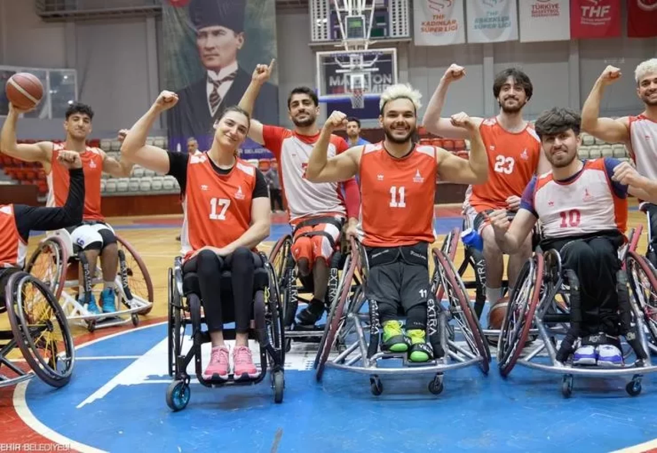 İzmir'de Spor Heyecanı: Celal Atik Spor Salonu'nda Şubat Ayı Dolu Dolu!