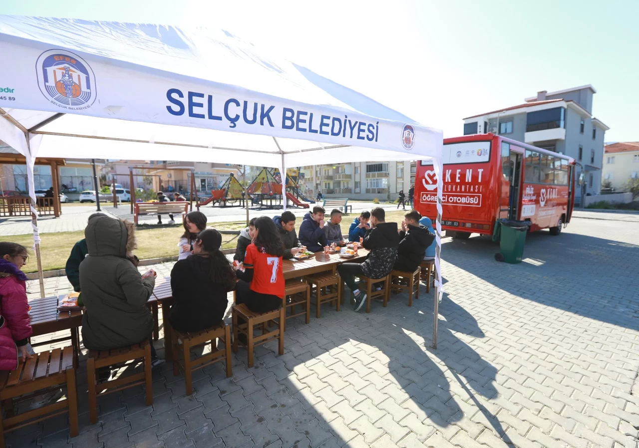 Selçuk'ta Çocuklar İçin Gıda Dayanışması Devam Ediyor