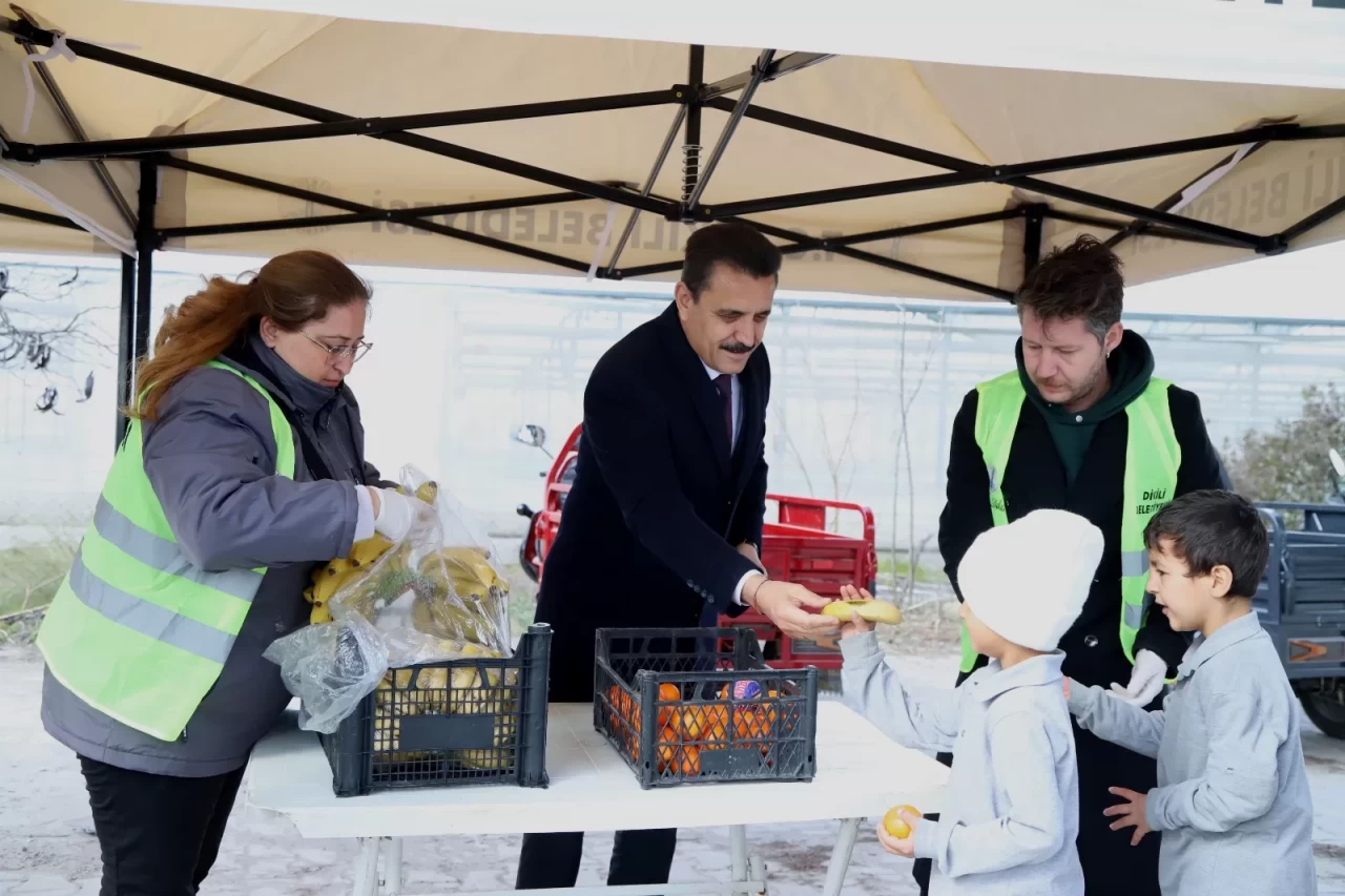 Dikili Belediyesi Öğrencilere Taze Meyve İkramında Bulundu