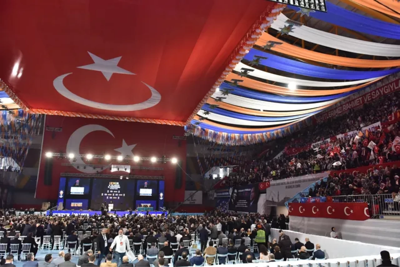 Bilal Saygılı Güven Tazeledi: AK Parti İzmir’de Yeni Yönetim Şekillendi!