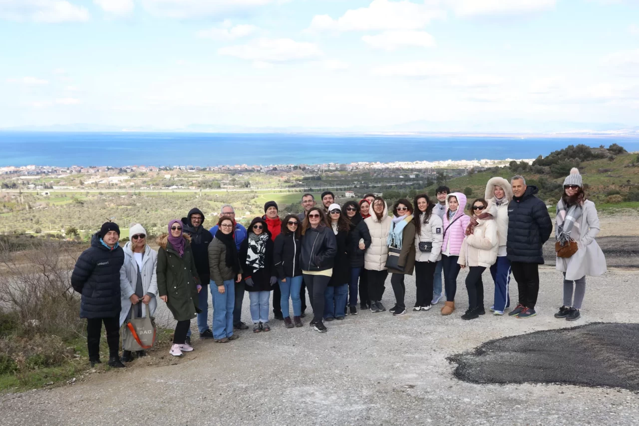 Güzelbahçe’de Sağlıklı Yaş Alma Eğitimi ve Doğa Yürüyüşüyle Zinde Kalmanın Sırları Keşfedildi!