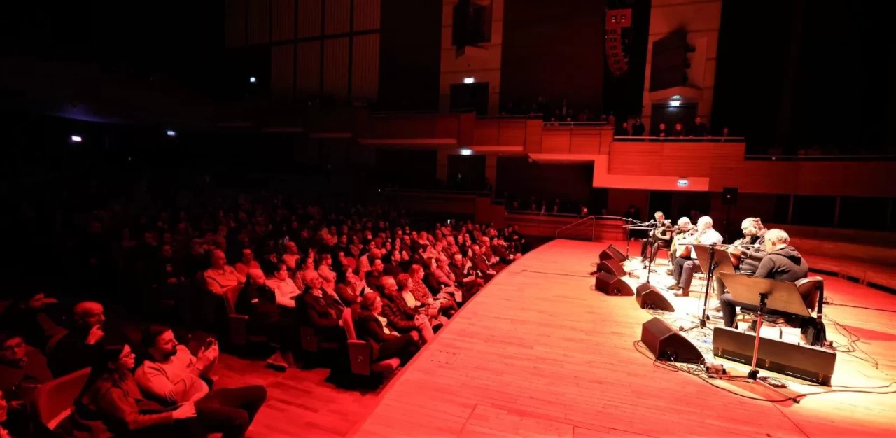 Türk Halk Müziği'nin Efsanesi Musa Eroğlu İzmir'de unutulmaz bir konser verdi
