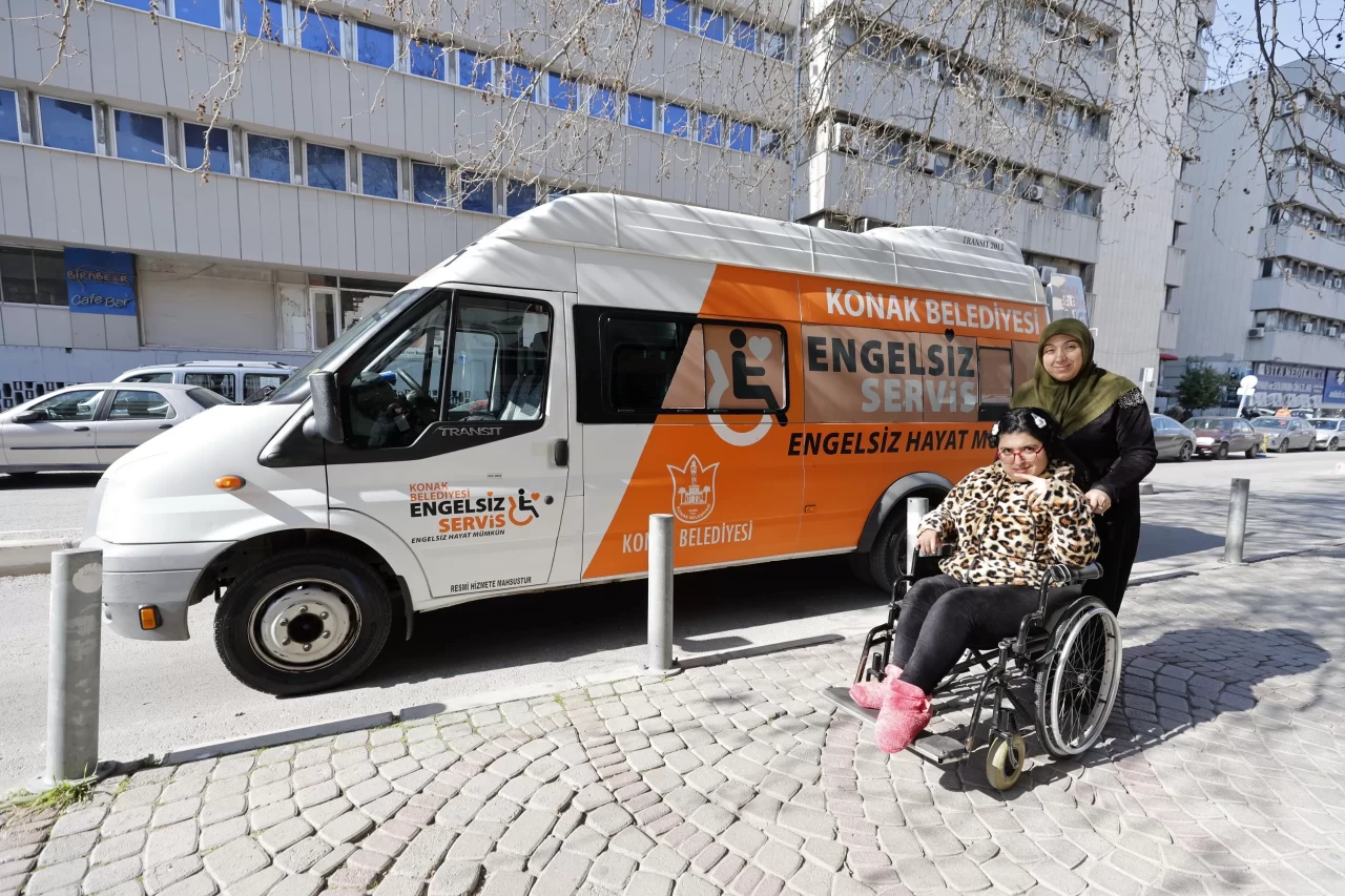 Konak Belediyesi Engelsiz Servis İle Engellilere Ücretsiz Ulaşım Sağlıyor