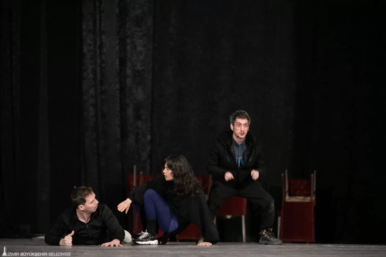 İzmir’de “Demokrasi Gemisi” Sahneye Çıkıyor: Ramazan’a Özel Prömiyer!