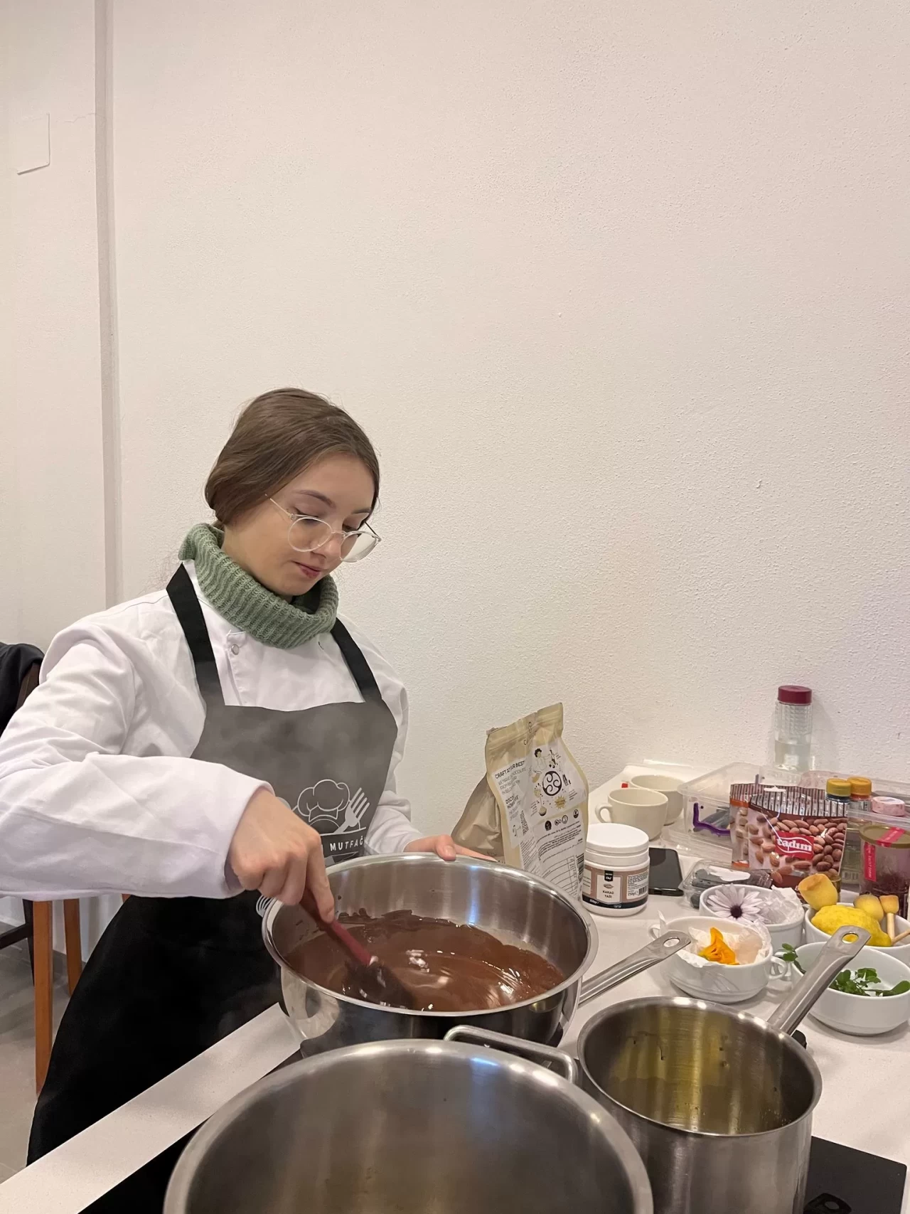 EÜ Gastronomi Alanında Büyük Adım: Çeşme'de Aşçı Çırağı Sertifikalı Eğitim Başlıyor!