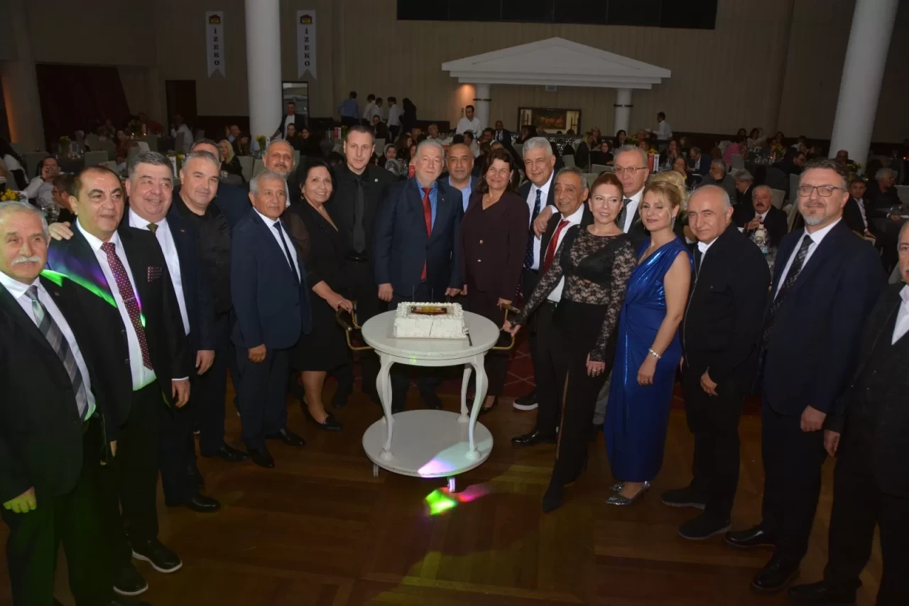 İzmirli emlakçılar 26. yılını coşkuyla kutladı!