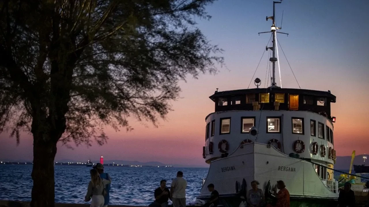 İzmir Büyükşehir Belediyesi'nden Sevgililer Günü'ne Özel Romantik Körfez Turu