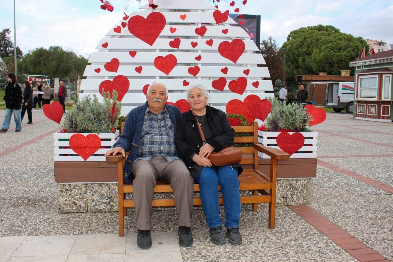 Sevgililer Günü'nde Romantik Bir Buluşma: Karşıyaka'da El Emeği ve Sevgi Dolu Pazar!