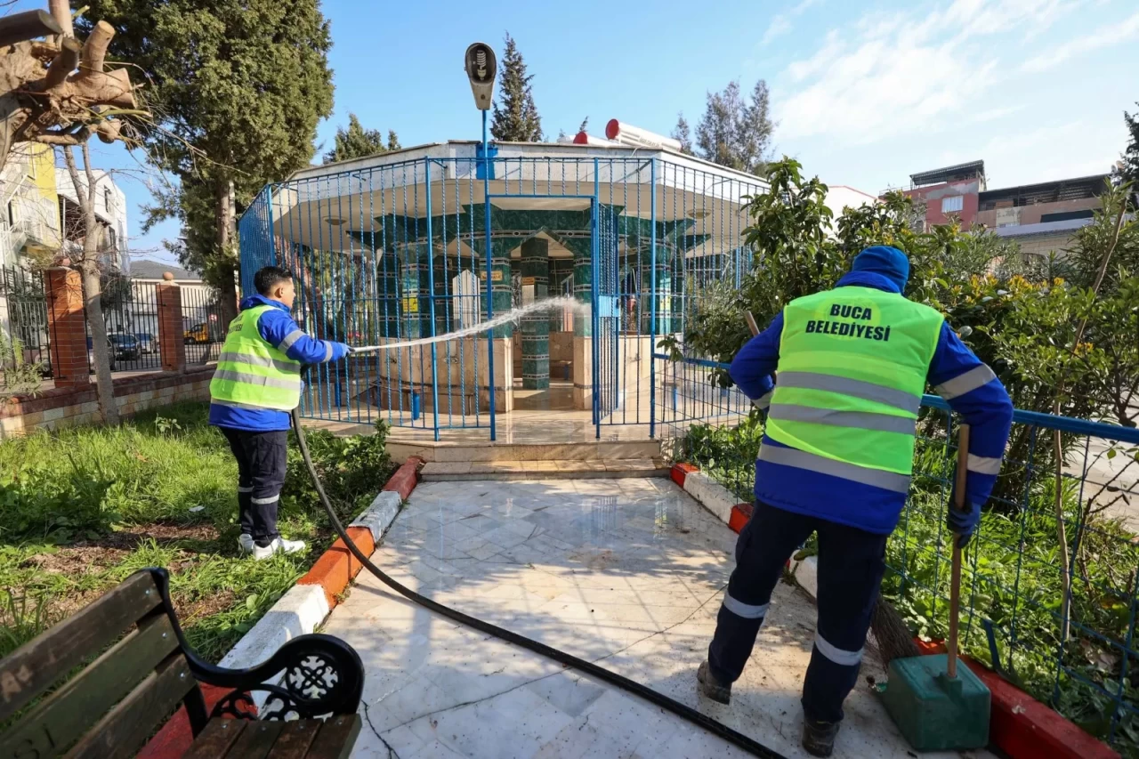 Buca’da Ramazan Temizliği! Camilerde Kapsamlı Dezenfekte Çalışması