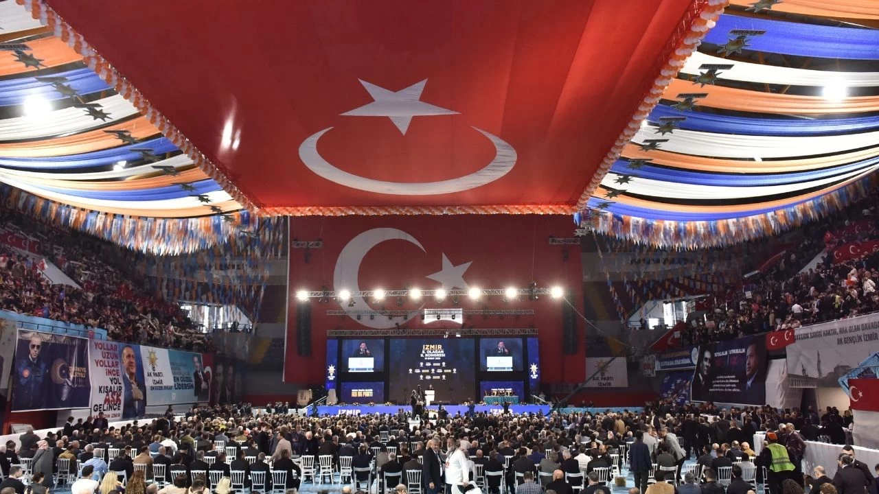 İzmir’de Siyasi Hareketlilik! AK Parti Kongresi Bilal Saygılının Konuşmasıyla Başladı!