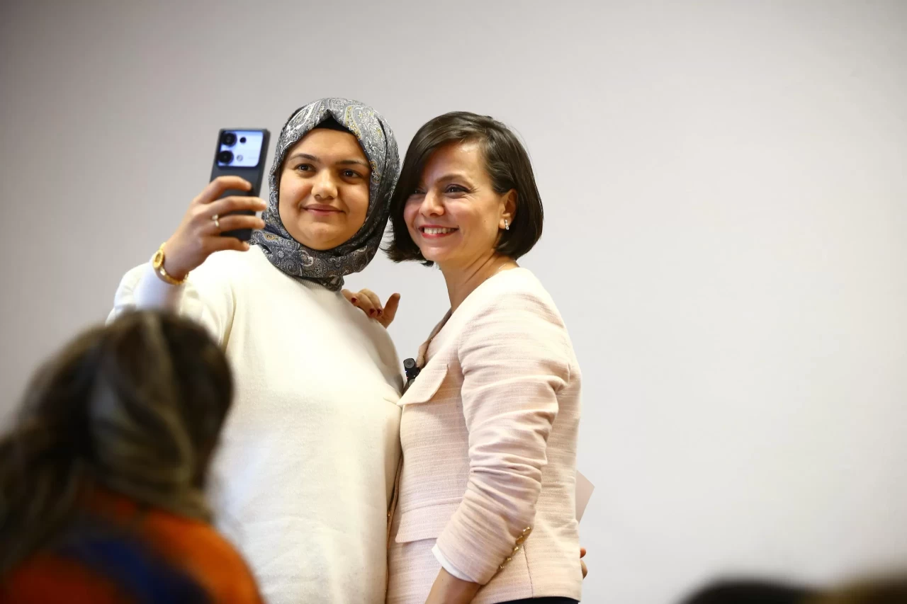 Karabağlar Belediyesi ve AÇEV İş Birliğiyle Anne Destek Programı Kapsamında Annelerin Başarısı Ödüllendirildi