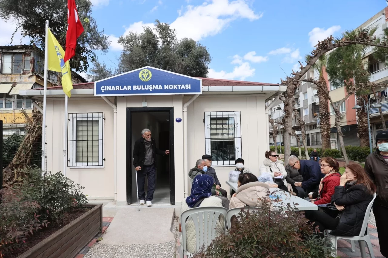 Buca Belediyesi, 60 Yaş Üstü İçin Çınarlar Buluşma Noktası’nı Açtı!