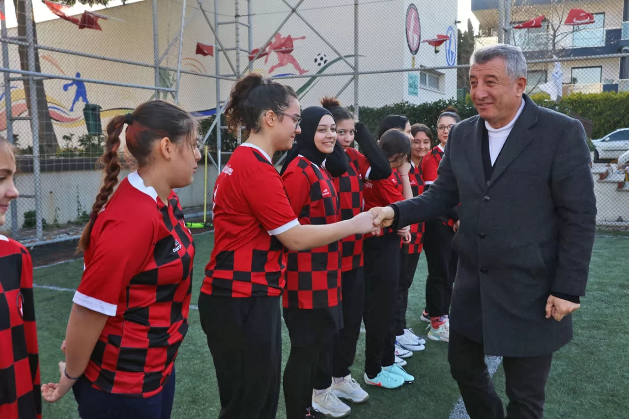Güzelbahçe Belediyesi Kız Futbol Takımı, Başkanın Desteğiyle İlk Antrenmana Başladı