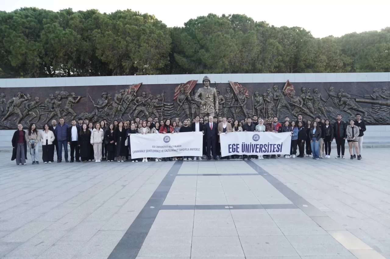 Egeli Öğrenciler, Çanakkale Zaferi'nin 110. Yılında Şehitlikte Duygu Dolu Anlar Yaşadı